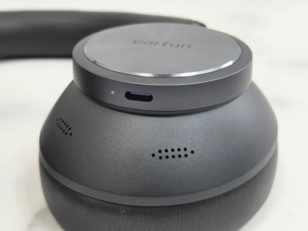 EarFun Wave Pro Xの左カップ、USB-Cの差し込み口とランプ