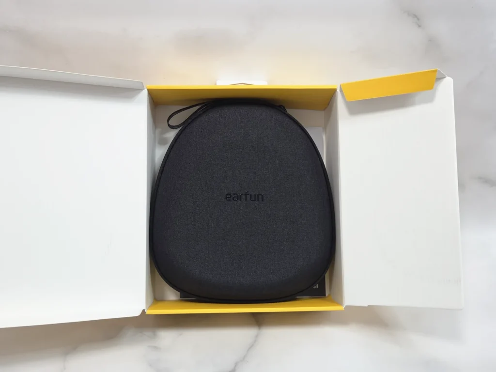 EarFun Wave Pro Xの箱を開けたところ、キャリングケースが入っている