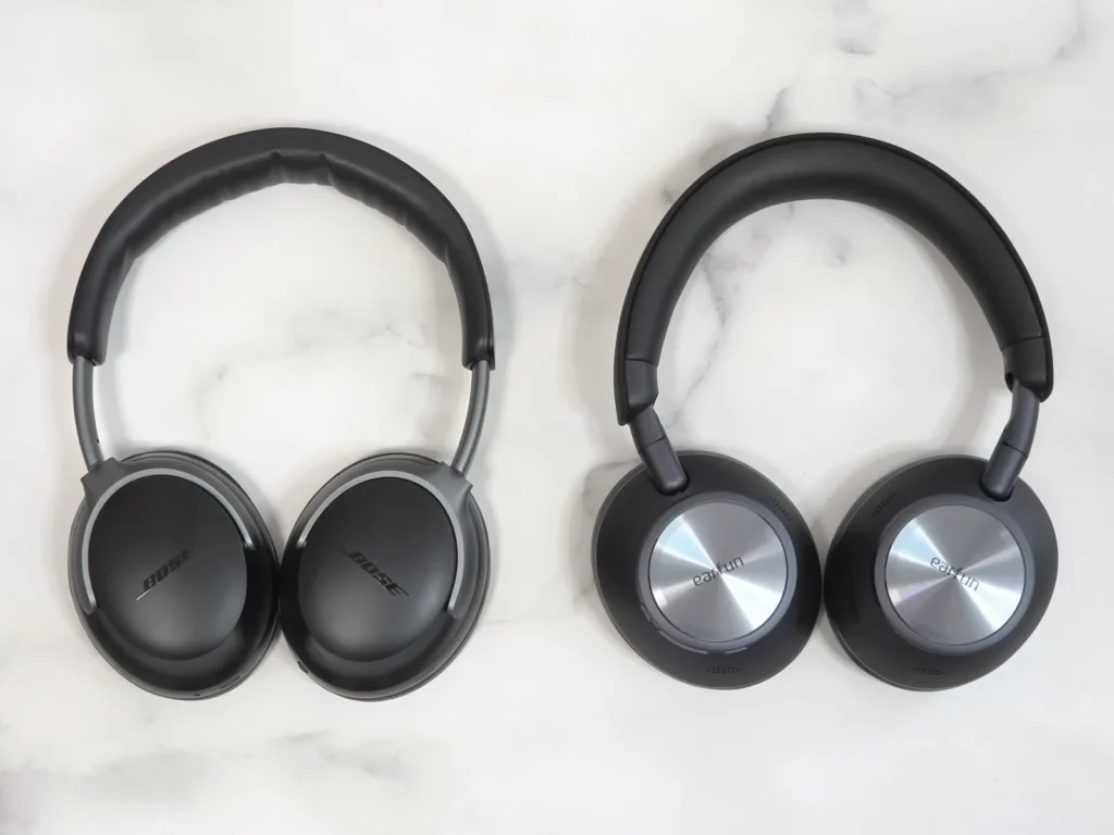 Bose QuietComfort Ultra Headphones(左)とEarFun Wave Pro X(右)を並べたところ