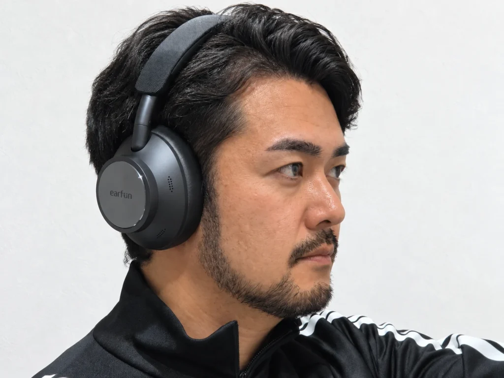 EarFun Wave Pro Xを着けた横顔