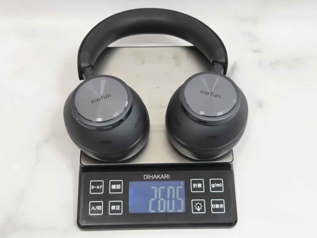 キッチンスケールに載せたEarFun Wave Pro X、表示は260.5g